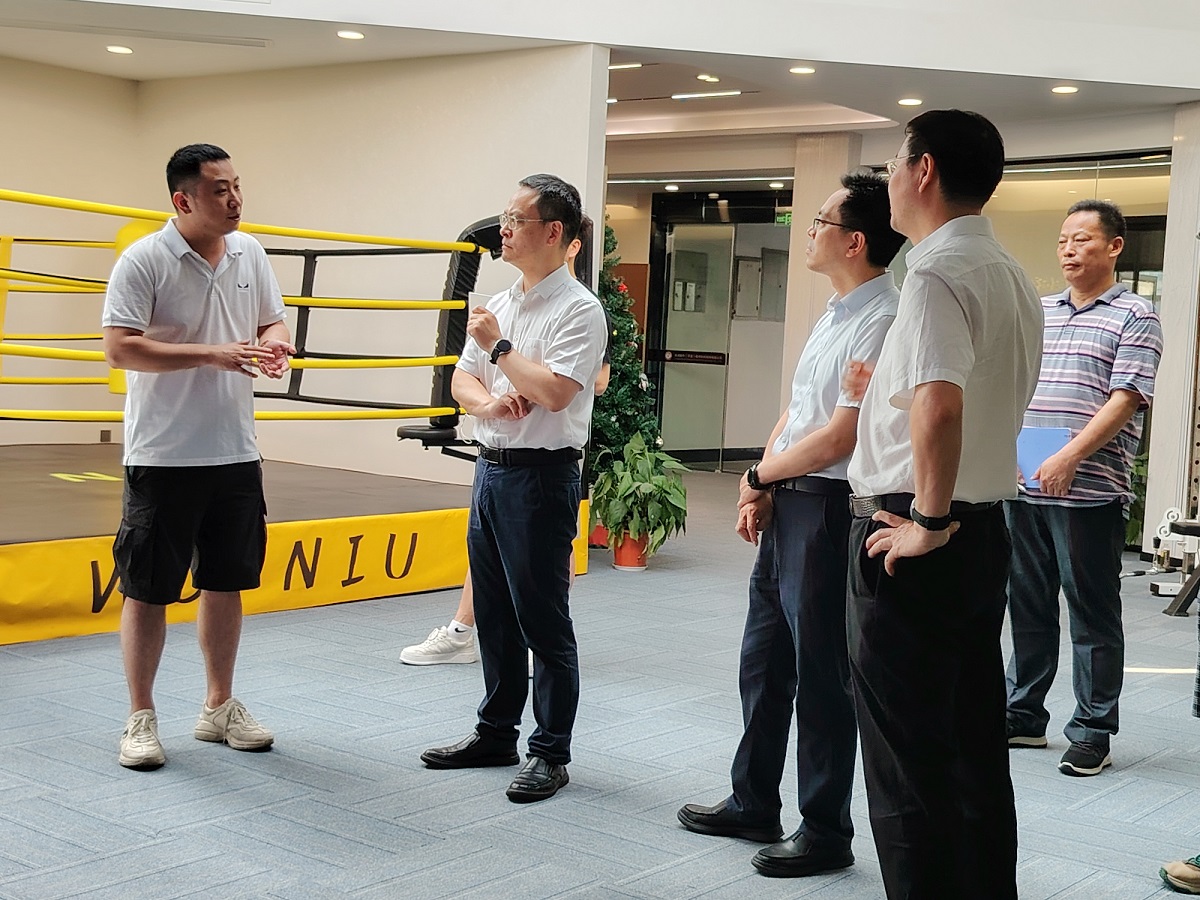 北仑区委常委周成钢一行考察我司 调研人才与跨境贸易发展